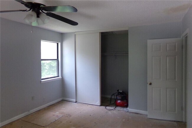 Building Photo - 2571 Park Rd