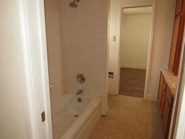 Building Photo - 2810 Teakwood Dr