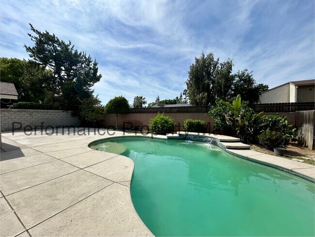 Building Photo - Cozy 3 Bed/2 Bath SW Bakersfield Home w/ Pool & $0 Deposit Option