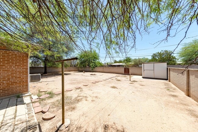 Building Photo - Spacious 3-Bedroom, 2-Bathroom Home Near U of A and Banner Health