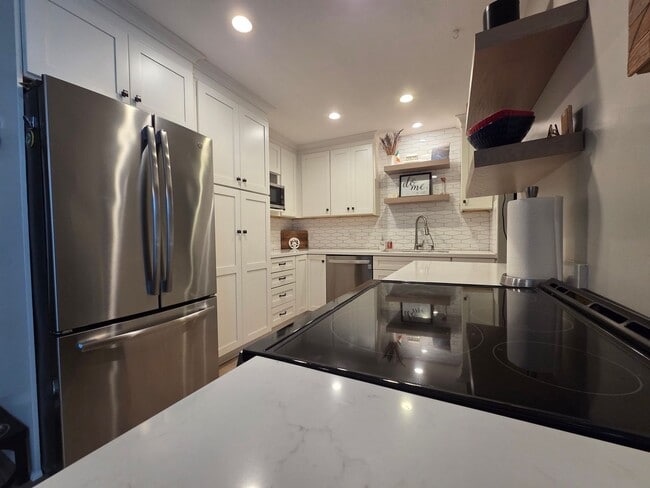 Building Photo - 2 Bedroom 2.5 Bath Town House in West Ventura