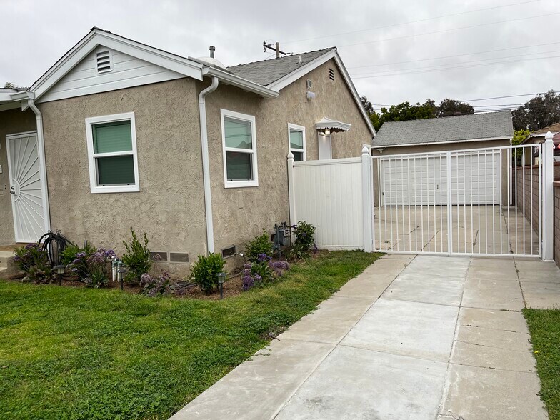 Building Photo - 15242 S Wilkie Ave