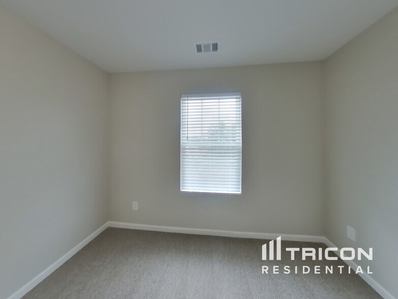 Building Photo - 14 Riverbank Ct