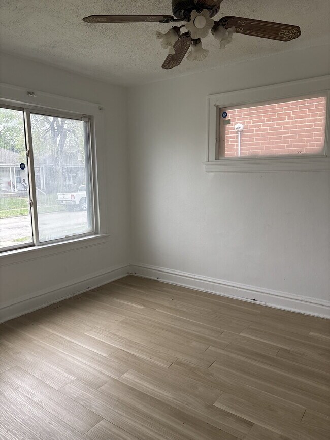 Building Photo - "3-Bed Home on Plover Ave - Cozy Living in...