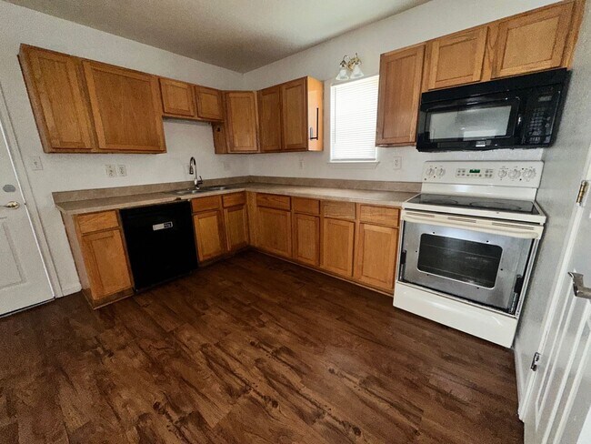 Building Photo - Conveniently located- Water and Trash Included