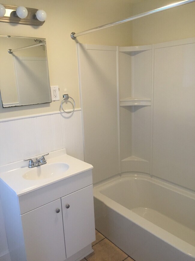 Building Photo - 720 E Wright St