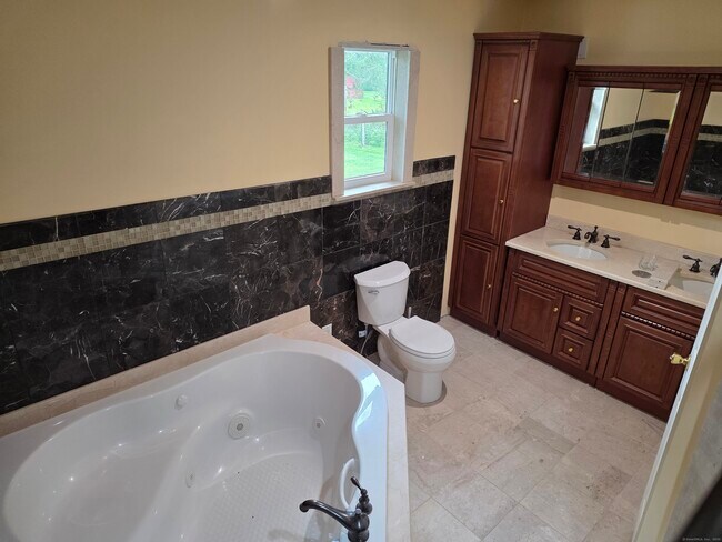 Building Photo - 913 Pleasant Valley Rd