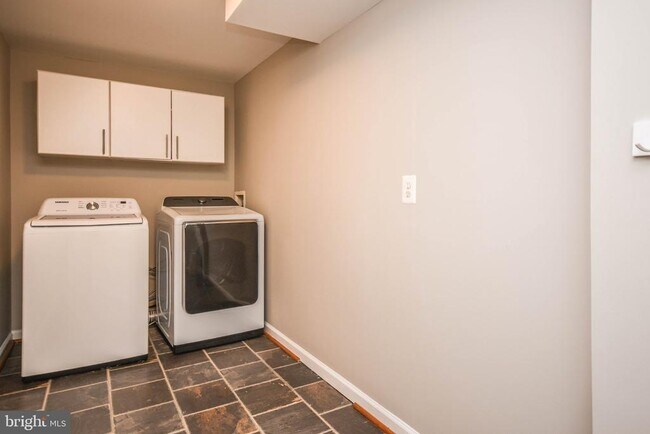 Building Photo - 9627 Locust Hill Dr