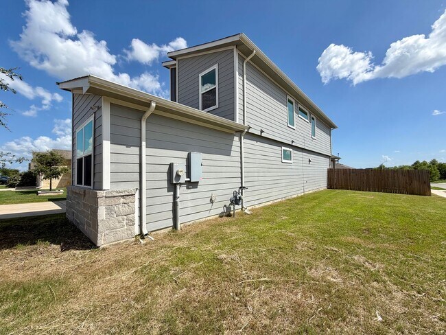 Building Photo - 2901 Louris Ln