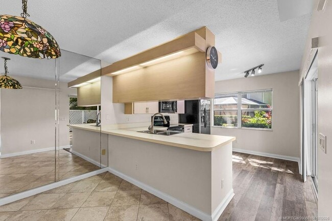 Building Photo - 2905 SW Lakemont Pl