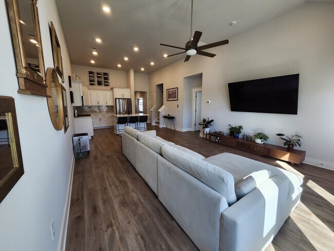 Building Photo - 210 Woodhouse Wy