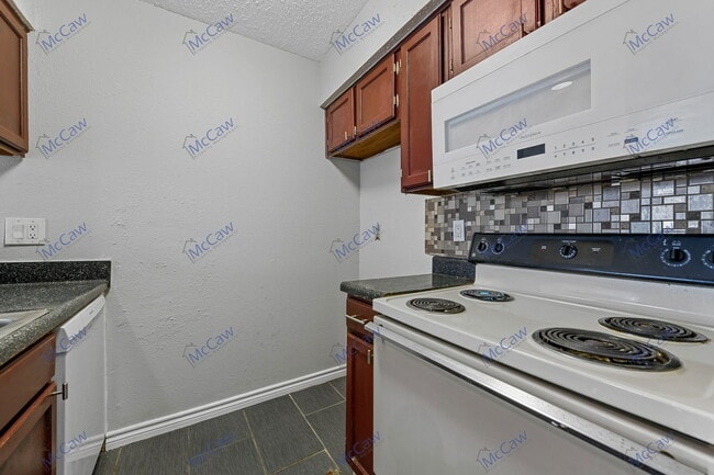Building Photo - 9520 Royal Ln