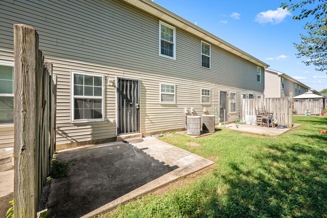Building Photo - 2426 Willowbrook Dr