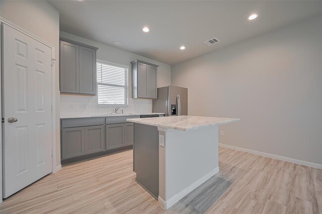 Building Photo - 101 Eliana Shores Dr