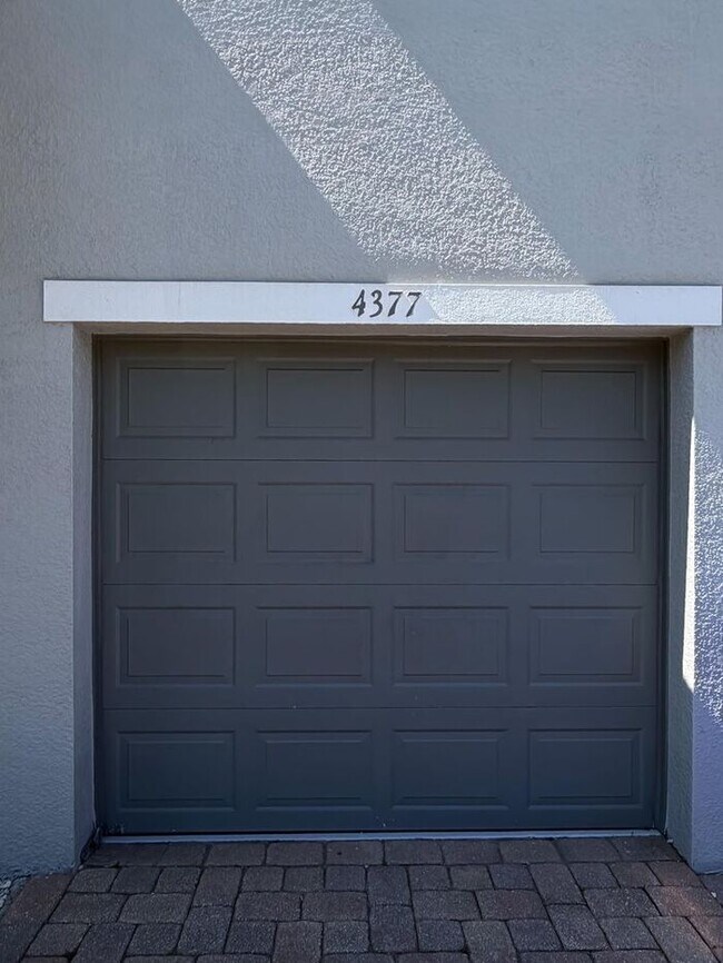 Building Photo - Beautifully Updated 3-Bedroom Townhouse in Kissimmee – Gated Community with Pool