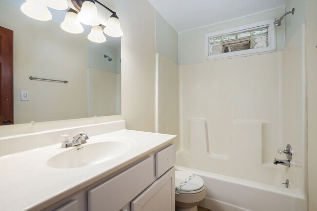 Building Photo - 3 Bedroom, 2 Bath Home in Grand Rapids! Available Now- Includes Washer and Dryer!