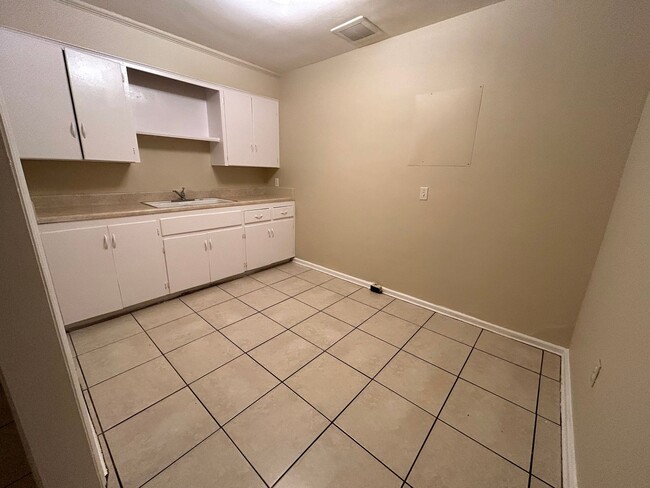 Building Photo - Spacious 1/1 one story unit in a small 18 unit complex.