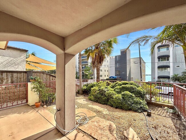 Building Photo - Stunning 4BD/3.5BA Townhouse in Pacific Be...