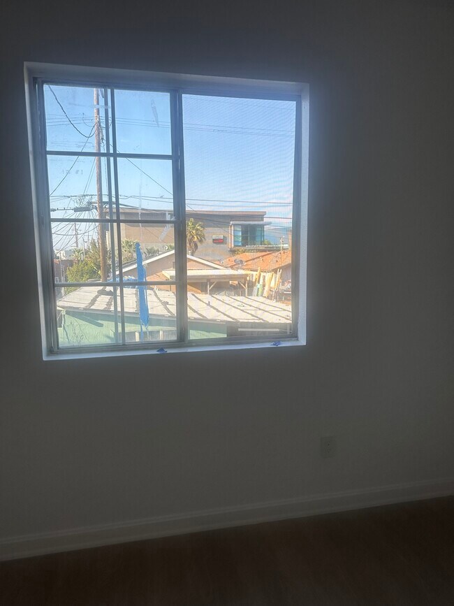 Building Photo - 855 W 61st St