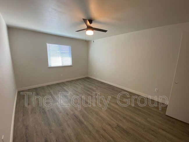 Building Photo - 5716 W Robinwood Ave