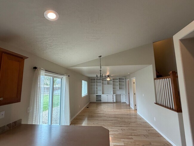 Building Photo - Perfect 4 bed 2.5 ba home in the desirable Sundance Subdiv. off McMillan & Meridian Rd.