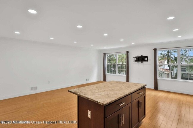 Building Photo - 578 Beachway Ave