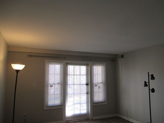 Building Photo - One Bedroom Condo in Cardinal Forest, Springfield