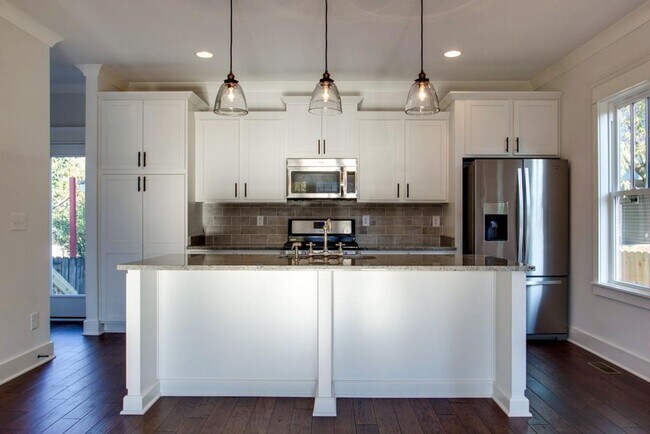 Building Photo - 2 Bedroom, 2.5 Bath Home in East Nashville