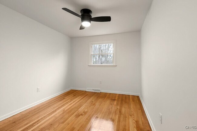 Building Photo - 27 Mcpherson St