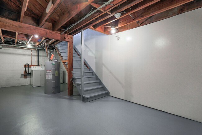 Building Photo - Timeless 1 Bedroom Mid-Century Townhouse!