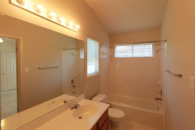 Building Photo - 3 Bedroom, 2 Bath Home in Cedar Park