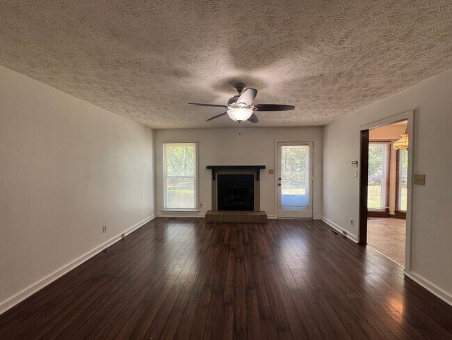 Building Photo - Cute 3 Bedroom Ranch with Large Yard