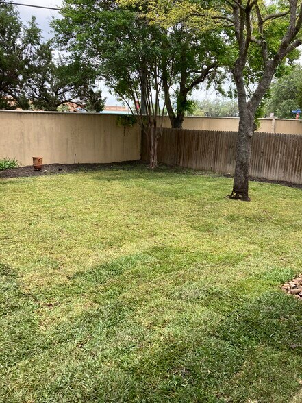 Lush back yard - 8711 Eagle Peak