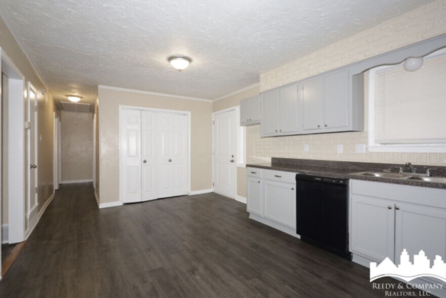 Building Photo - 6465 Forest Glen Dr