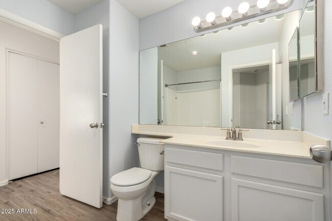 Building Photo - 1328 E Binner Dr