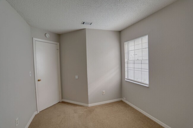 Building Photo - 370 Springdale Dr