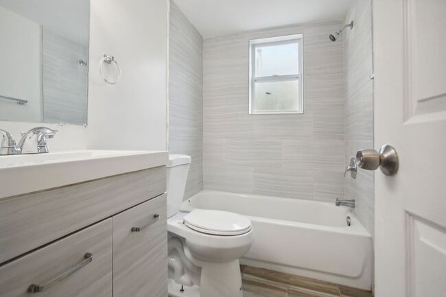 Building Photo - 615 Oliver St NW