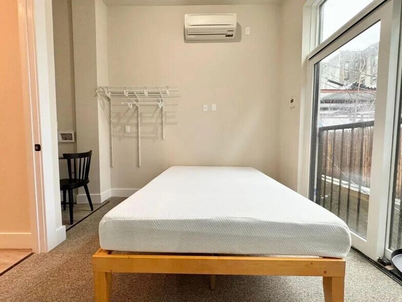 Building Photo - Nice room in a good neighborhood