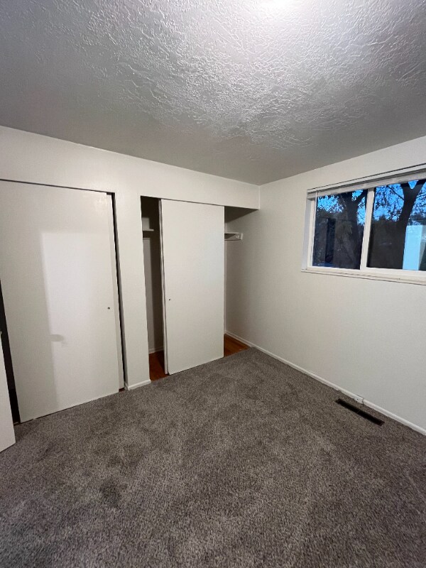 Building Photo - 831 E Stratford Ave