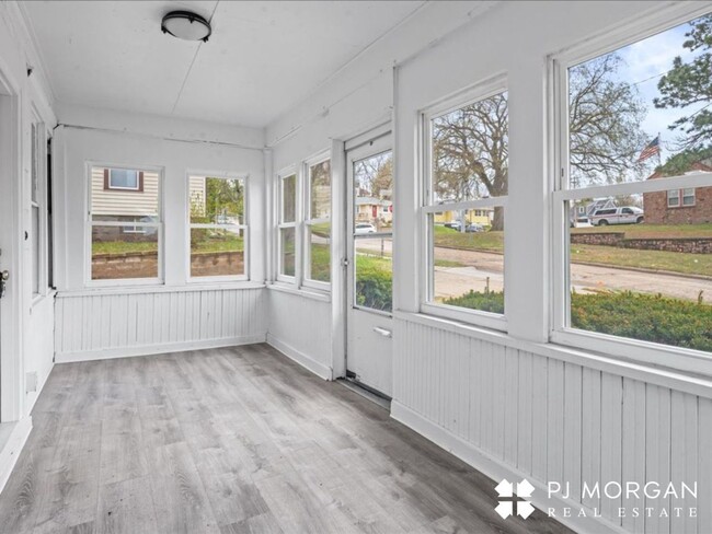 Building Photo - 3 bedroom 2 bath house in midtown! RENTAL ...
