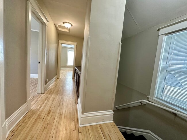 Building Photo - AVAILABLE JUNE - Beautifully Renovated 4 Bed 1 Bath in East Hillside