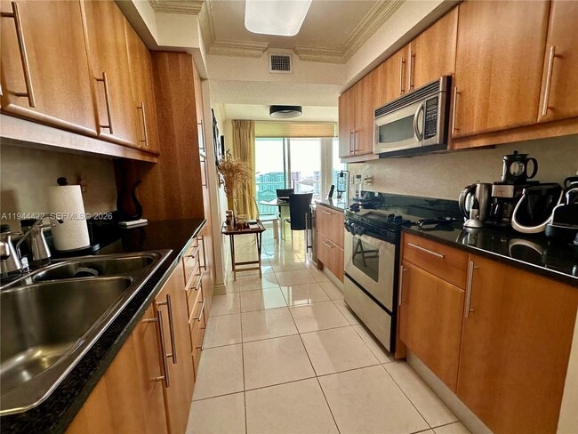 Building Photo - 16500 Collins Ave