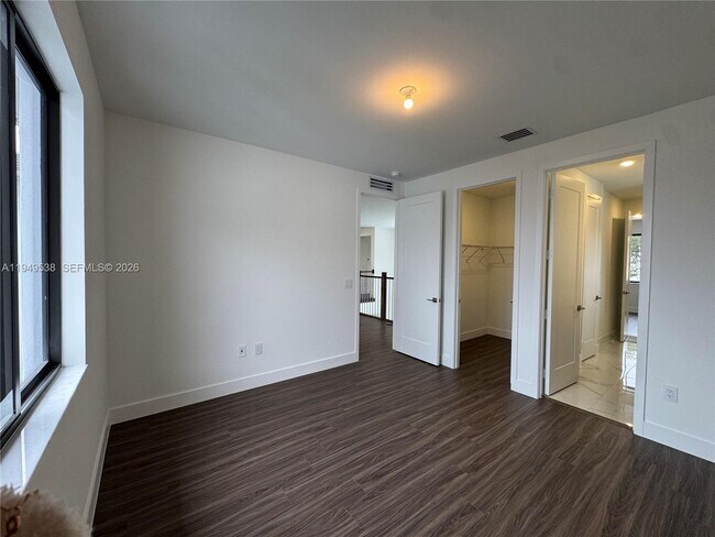 Building Photo - 19670 NE 14th Ct