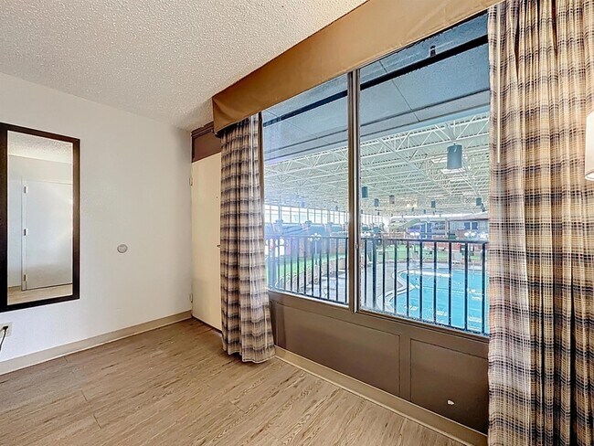 Building Photo - 910 Suemac Rd