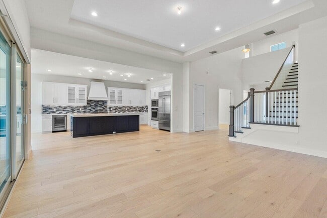 Building Photo - 9237 Crestview Cir