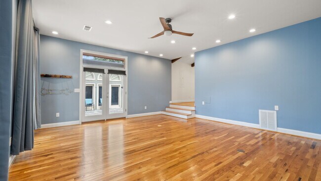 Building Photo - 5745 Riviere Dr