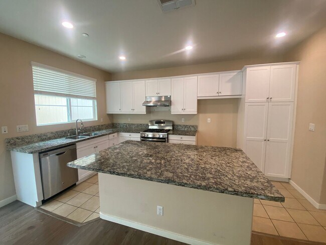Building Photo - 4 Bedroom Town Home in Willow Heights Diam...