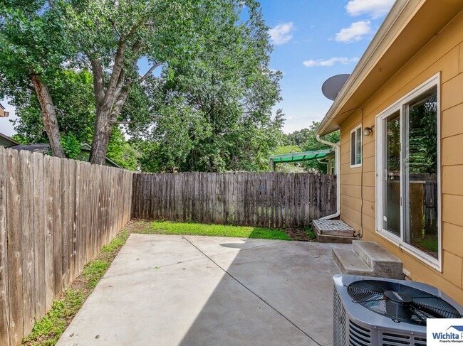 Building Photo - Showings starting 01/09!