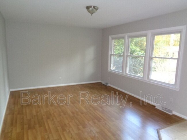 Building Photo - 309 White Oak Dr