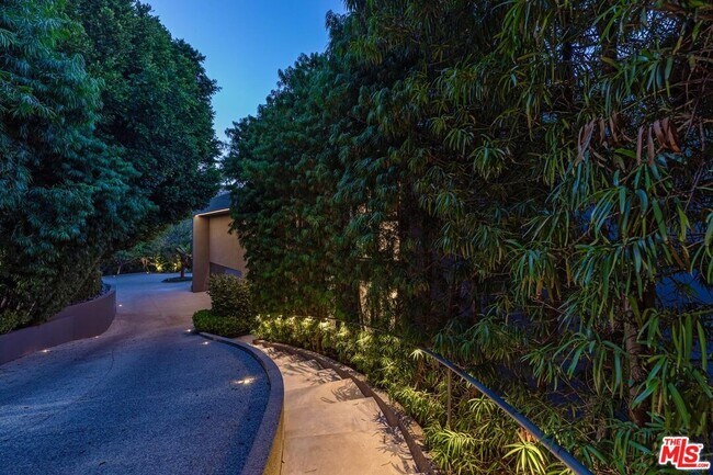 Building Photo - 670 Perugia Way